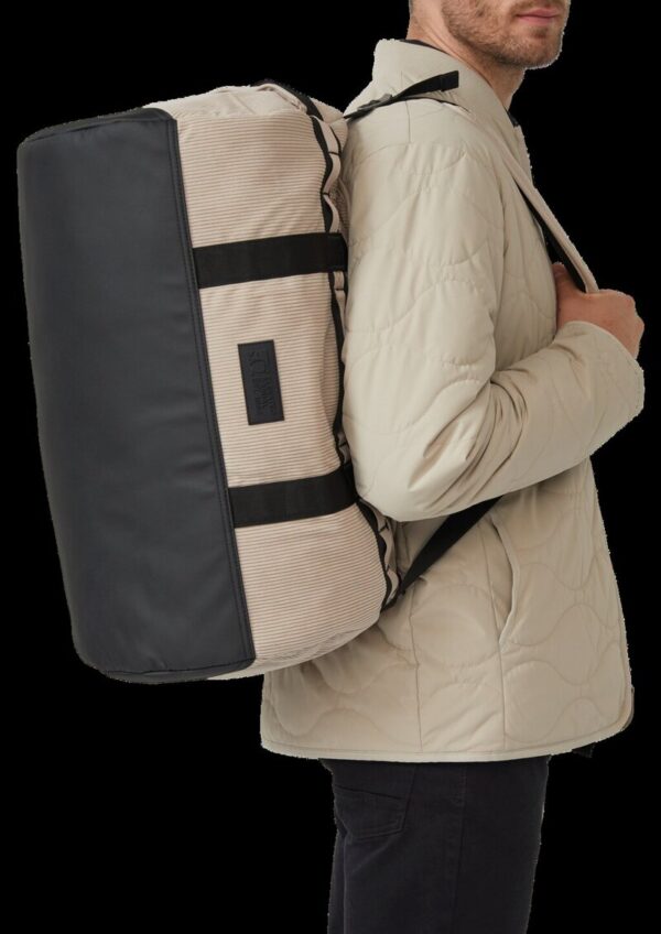 Multifunktionaler Rucksack aus Materialmix mit Nylongurt