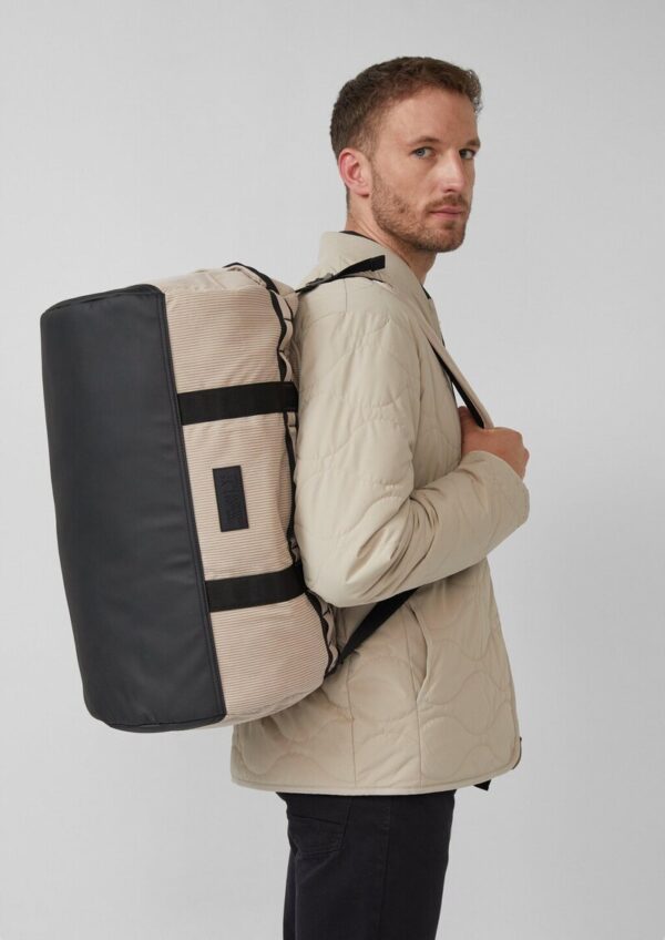 Multifunktionaler Rucksack aus Materialmix mit Nylongurt