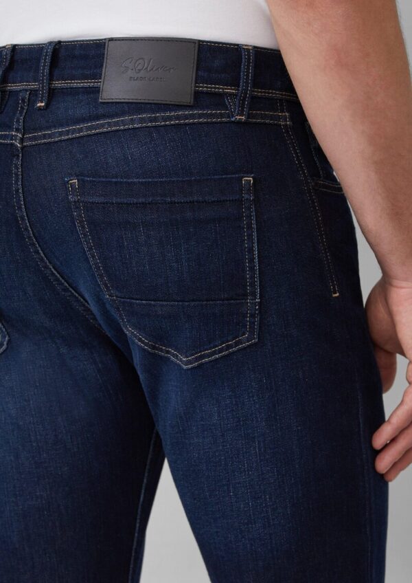 Jeans / Regular Fit / Mid Rise / Straight Leg