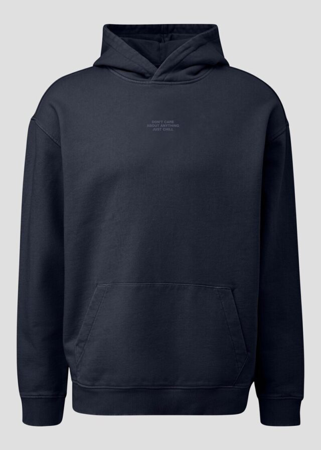 Gewaschener Hoodie mit kleinem Frontprint