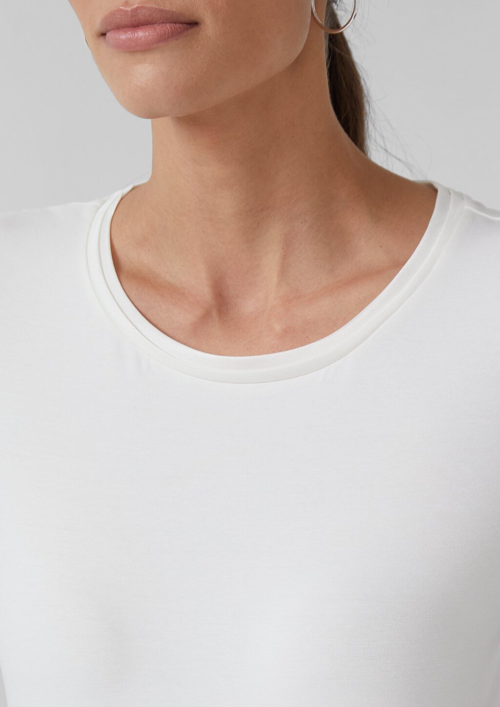 T-Shirt aus Baumwollmix mit Satindetail am Ausschnitt