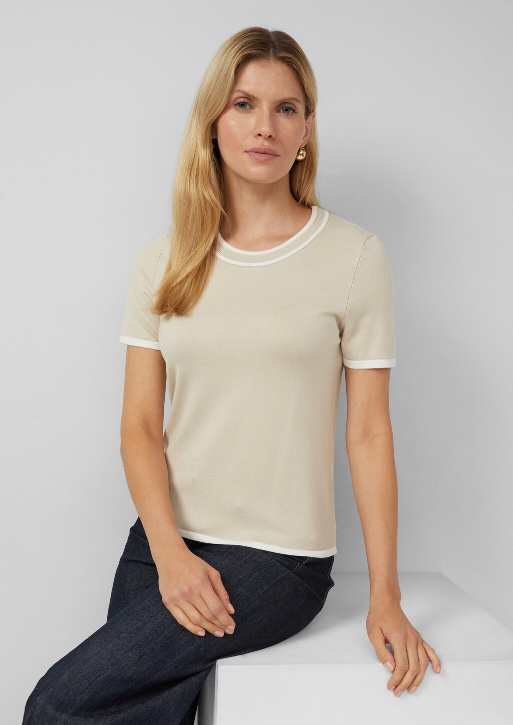 Kurzärmeliger Strickpullover mit Kontrastdetails