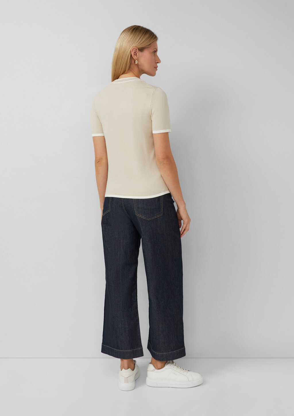 Kurzärmeliger Strickpullover mit Kontrastdetails