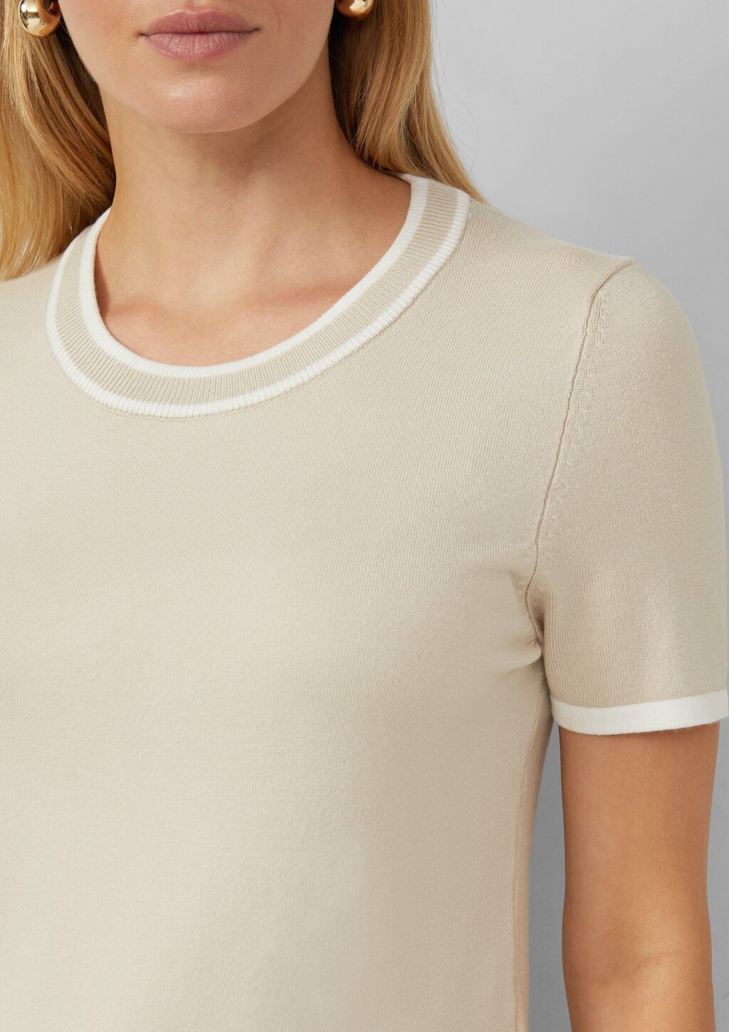 Kurzärmeliger Strickpullover mit Kontrastdetails