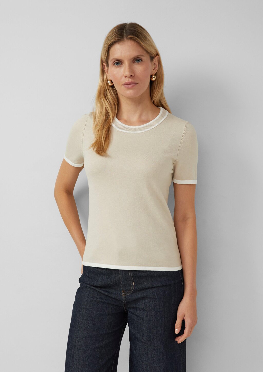 Kurzärmeliger Strickpullover mit Kontrastdetails