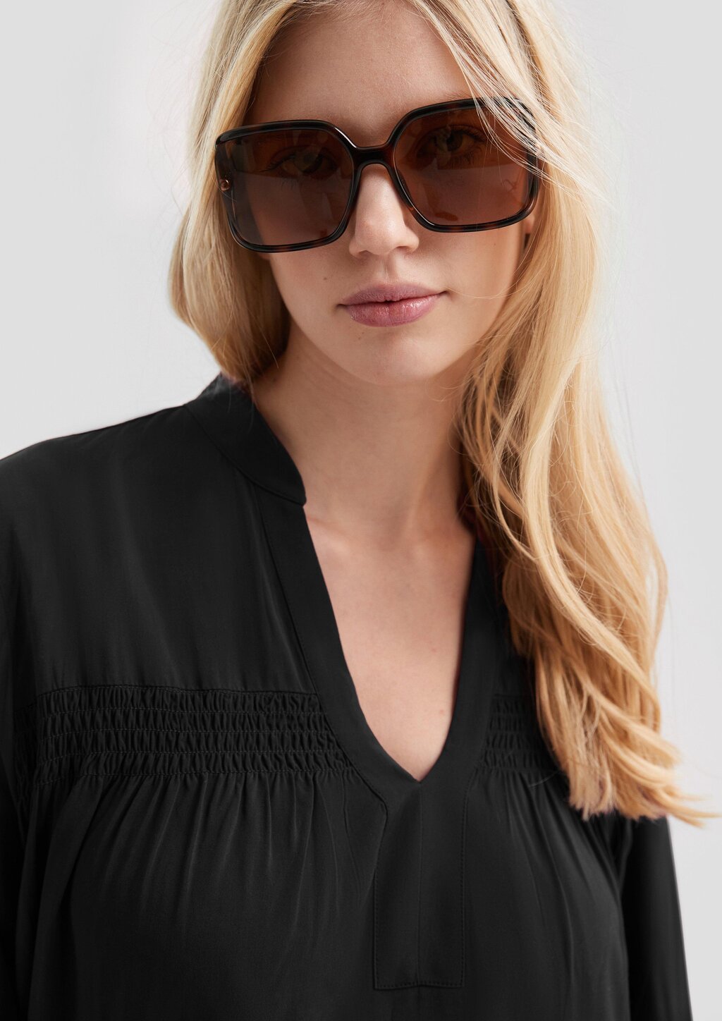 Feminine Bluse aus Viskose mit Smock-Detail