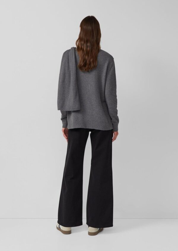 Pullover mit fixiertem Schal