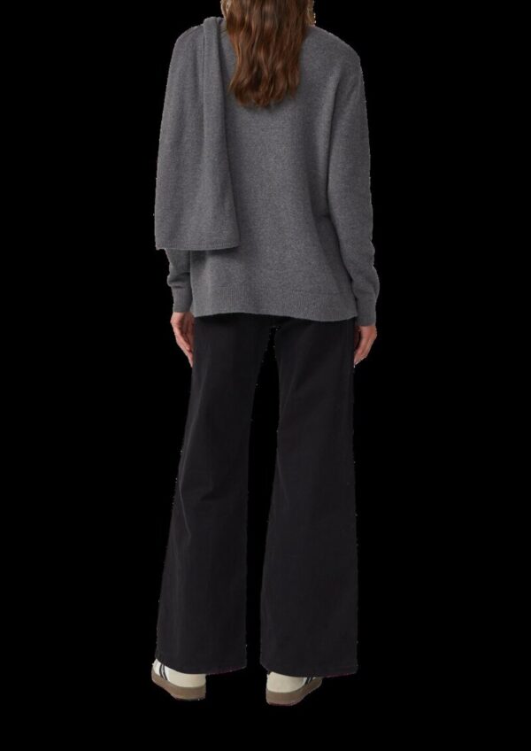 Pullover mit fixiertem Schal