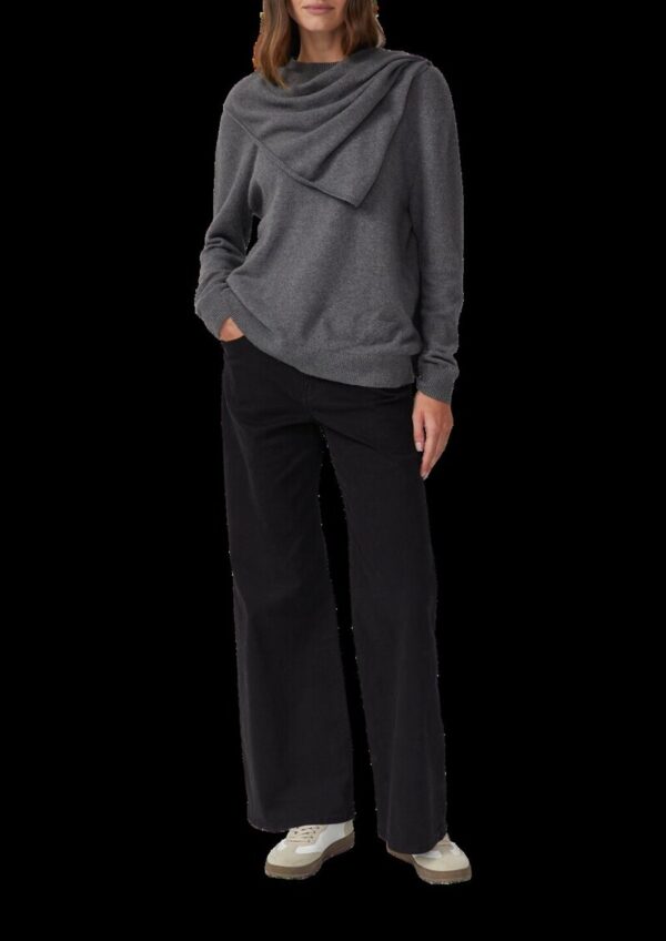 Pullover mit fixiertem Schal