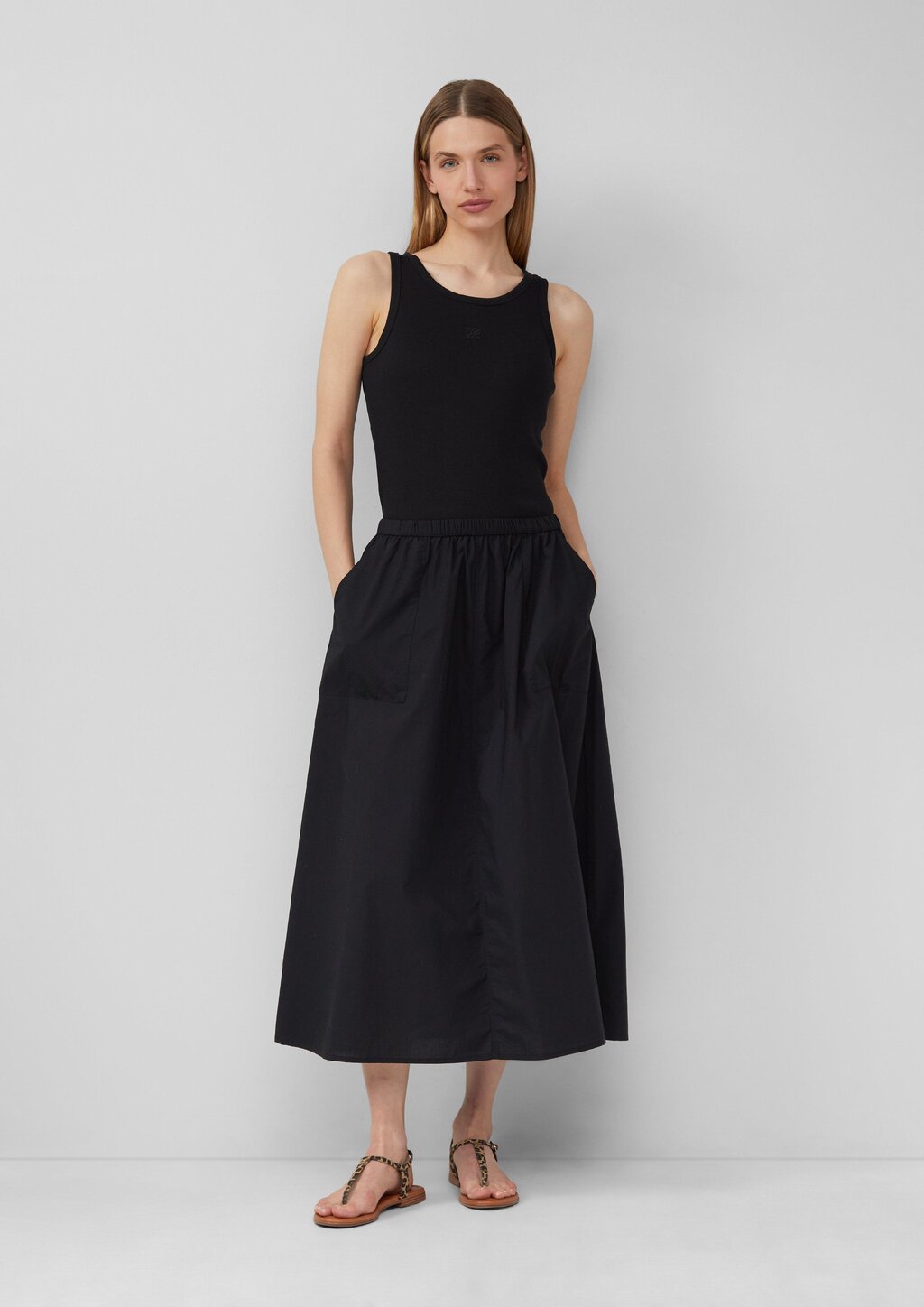 Ausgestellter Midirock aus Baumwolle mit aufgesetzten Taschen