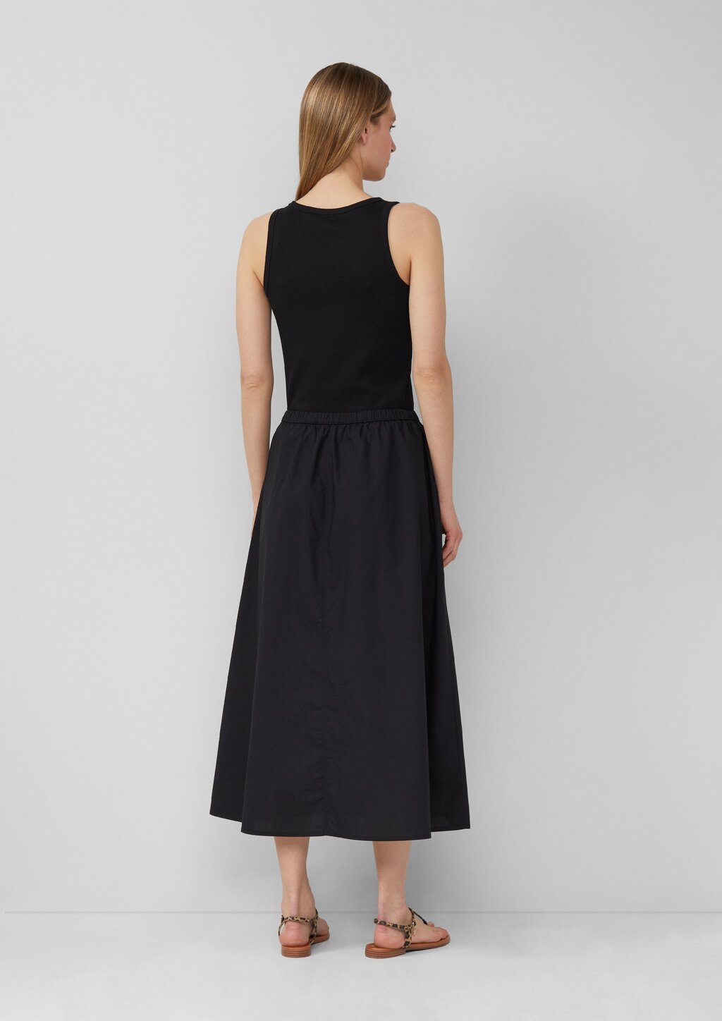 Ausgestellter Midirock aus Baumwolle mit aufgesetzten Taschen