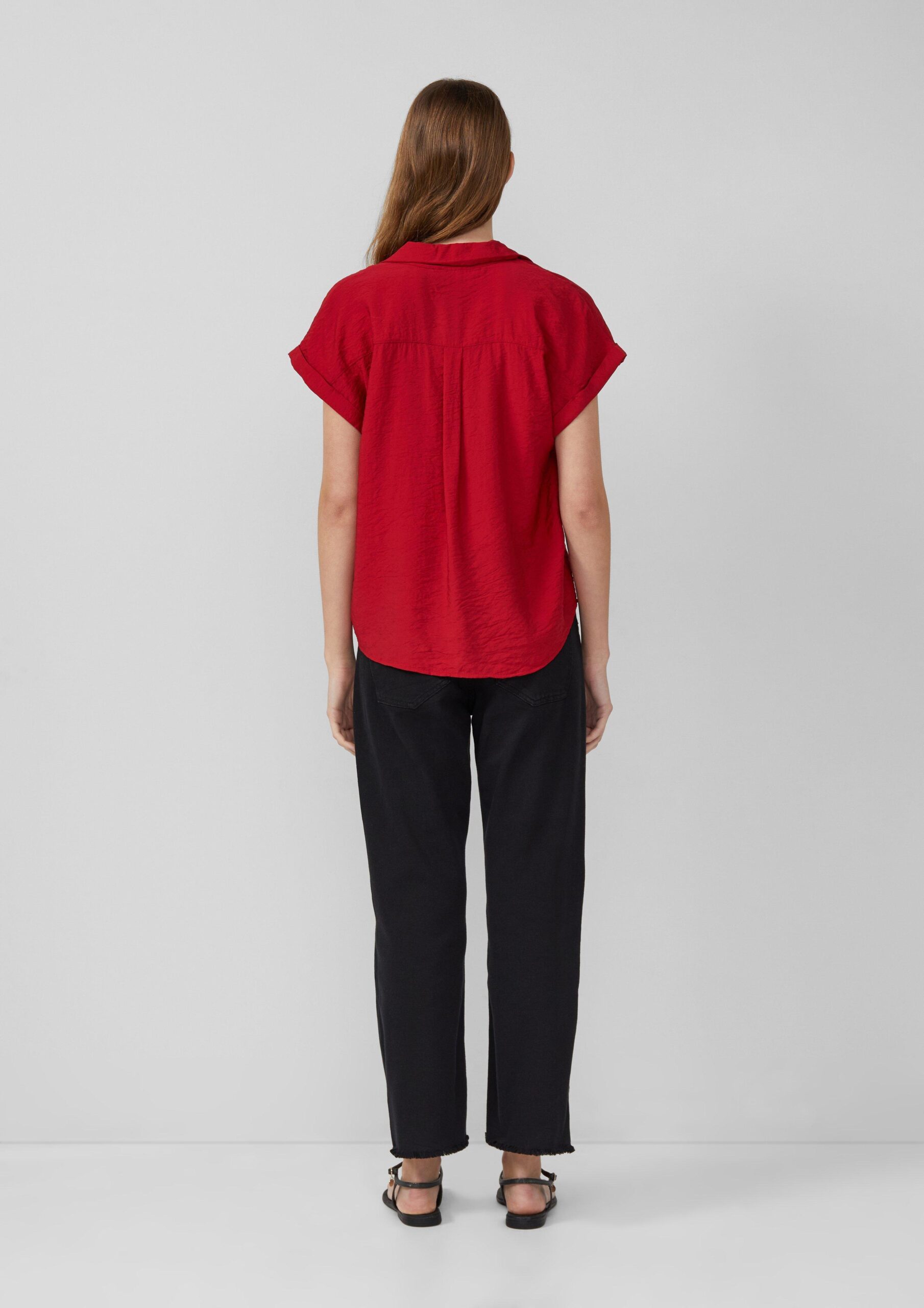 Bluse aus strukturiertem Viskosemix mit aufgesetzter Tasche