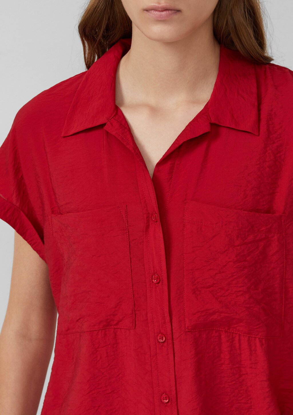 Bluse aus strukturiertem Viskosemix mit aufgesetzter Tasche