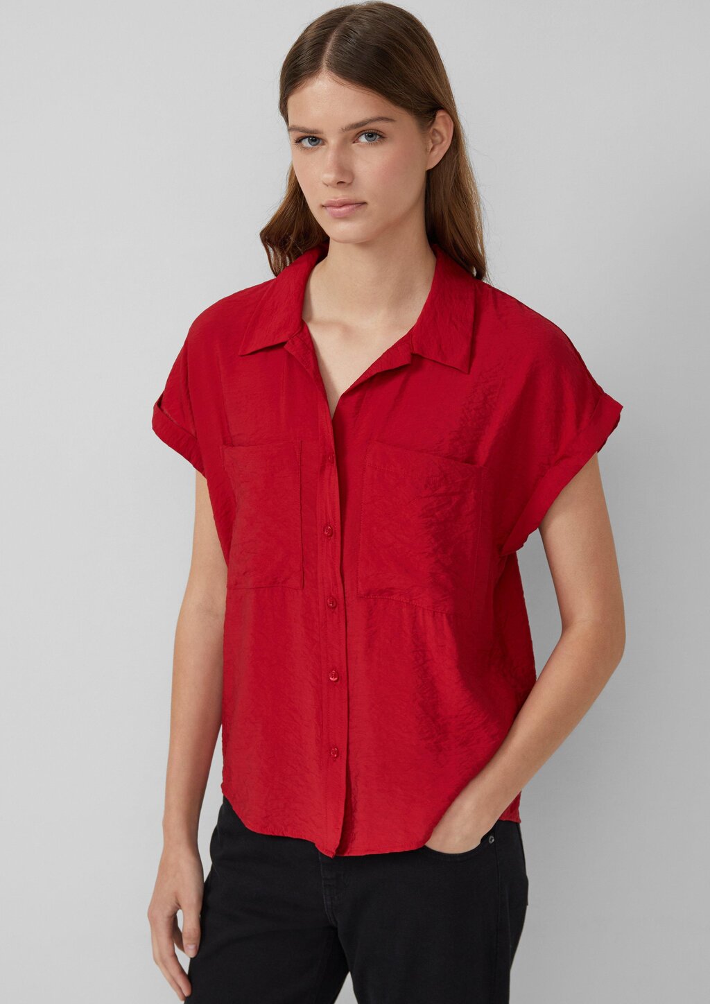 Bluse aus strukturiertem Viskosemix mit aufgesetzter Tasche