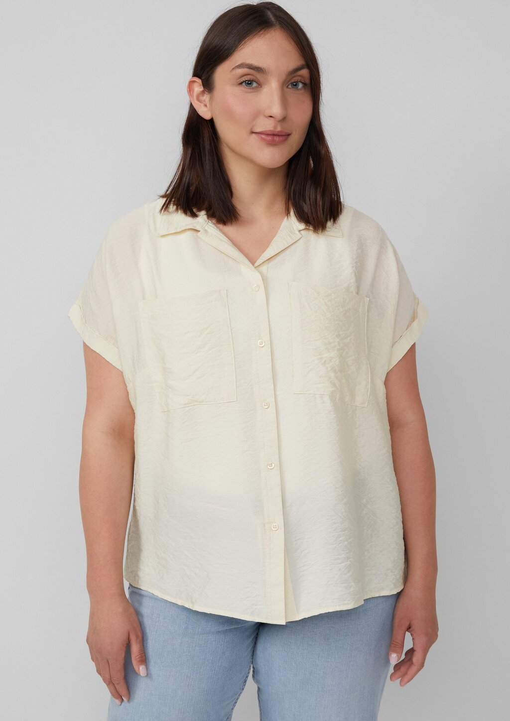 Bluse aus strukturiertem Viskosemix mit aufgesetzter Tasche