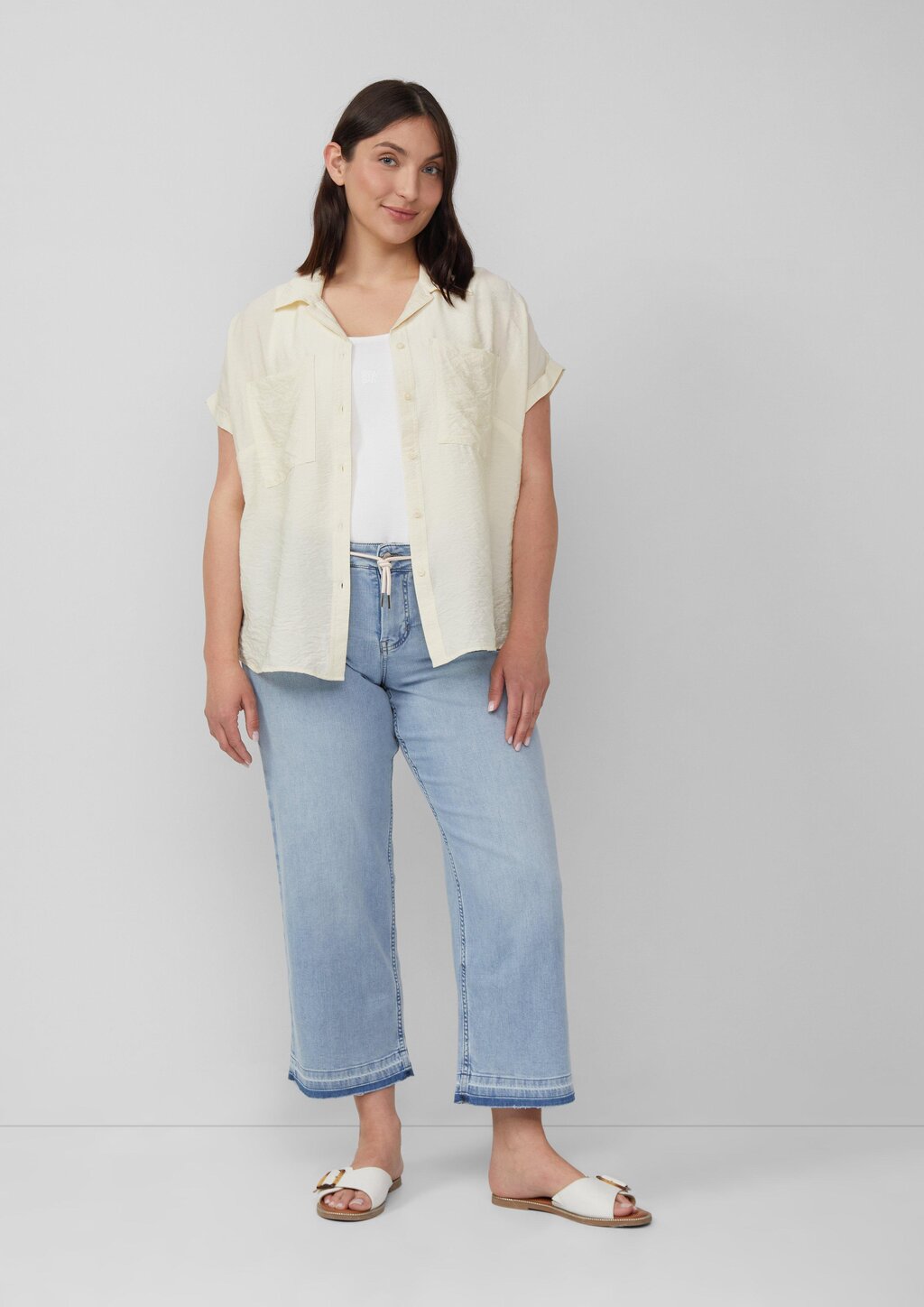 Bluse aus strukturiertem Viskosemix mit aufgesetzter Tasche