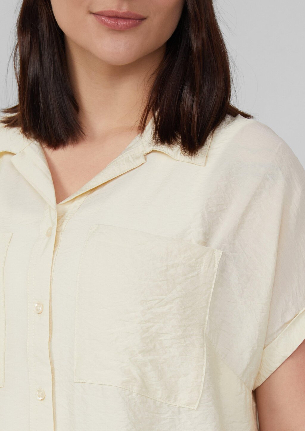 Bluse aus strukturiertem Viskosemix mit aufgesetzter Tasche