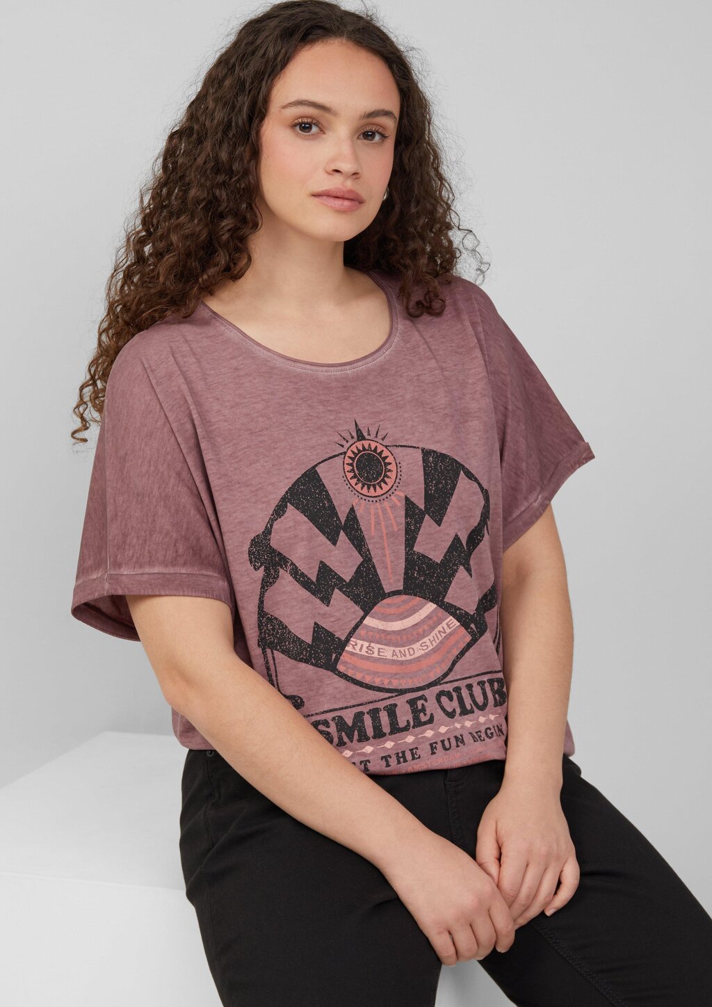 Gewaschenes T-Shirt mit Frontprint