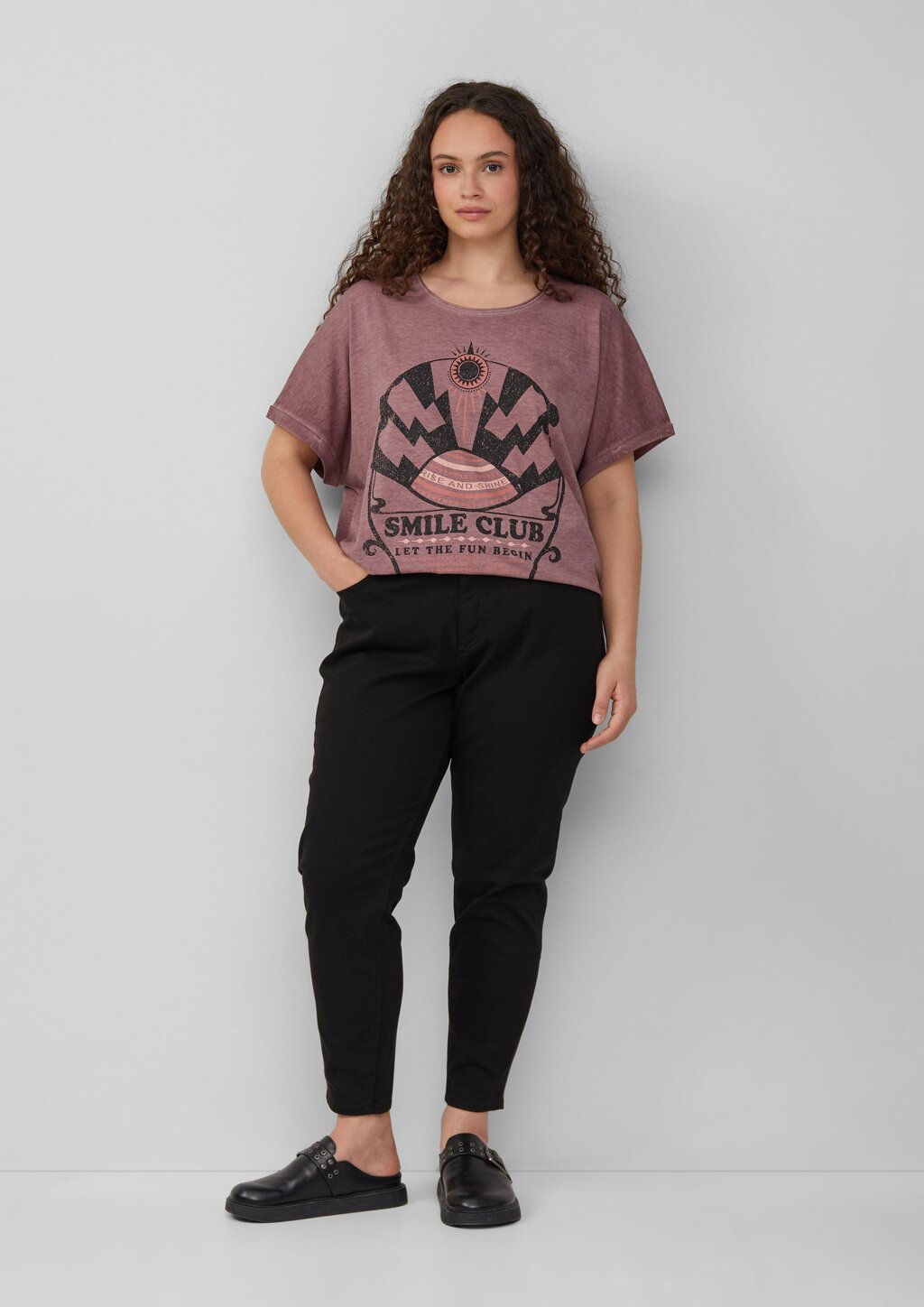 Gewaschenes T-Shirt mit Frontprint