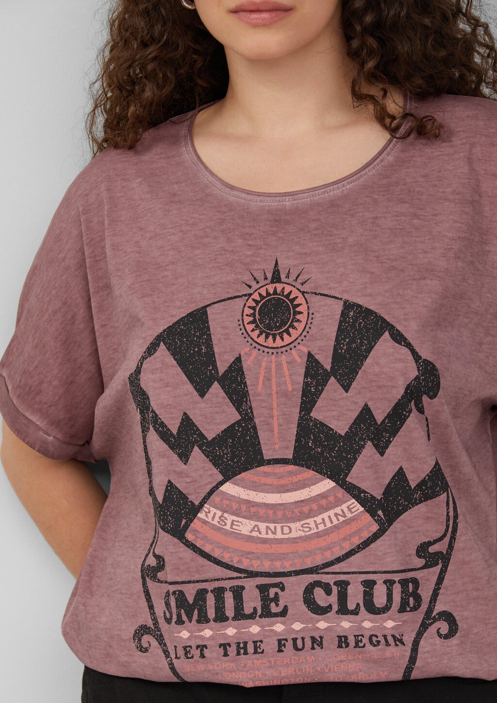 Gewaschenes T-Shirt mit Frontprint