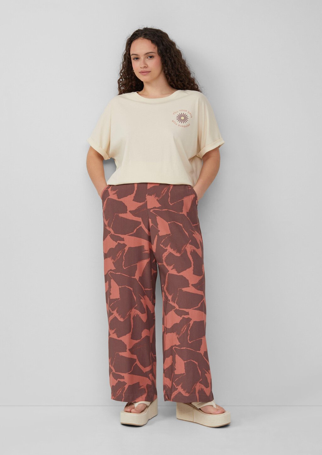 Lockeres T- Shirt mit Ärmelaufschlag und Frontprint