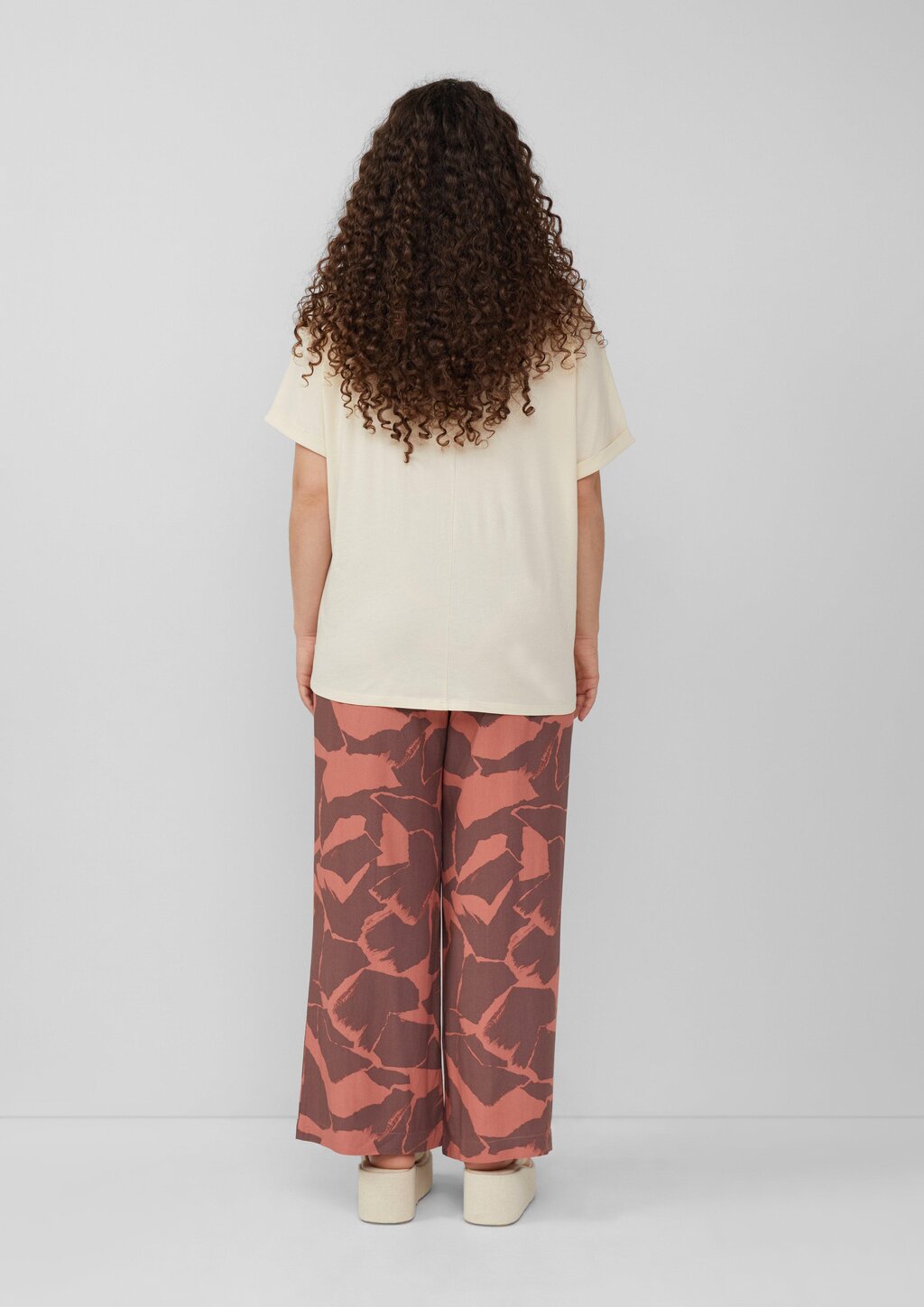 Lockeres T- Shirt mit Ärmelaufschlag und Frontprint