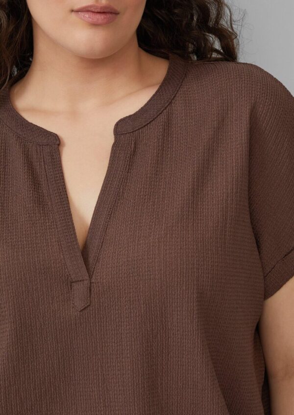 Strukturiertes T-Shirt im Relaxed Fit mit V-Ausschnitt