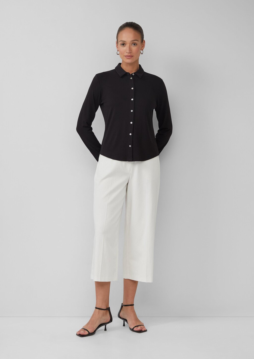 Jerseybluse mit Perlmuttknöpfen