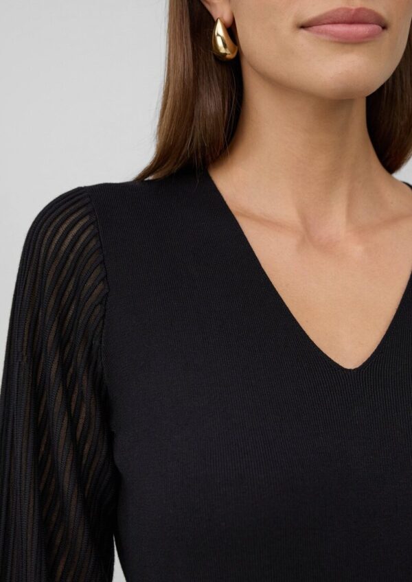 Figurumspielendes Kleid aus Viskosemix mit semitransparenten Ärmeln