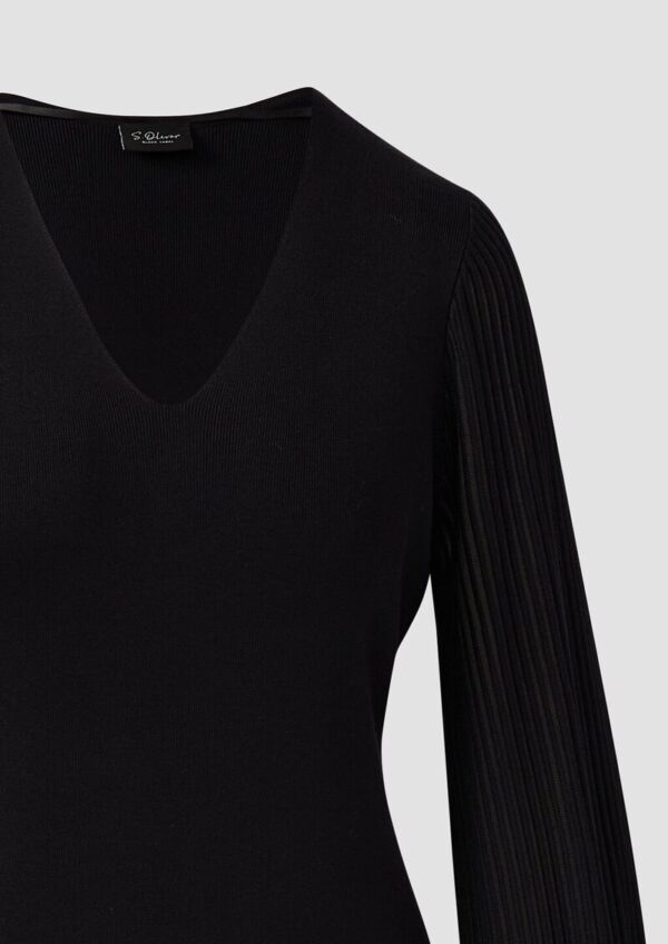 Figurumspielendes Kleid aus Viskosemix mit semitransparenten Ärmeln