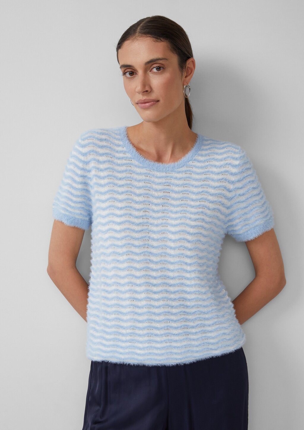 Kuscheliger Kurzarm-Pullover mit Wellenstrickmuster und Pailletten