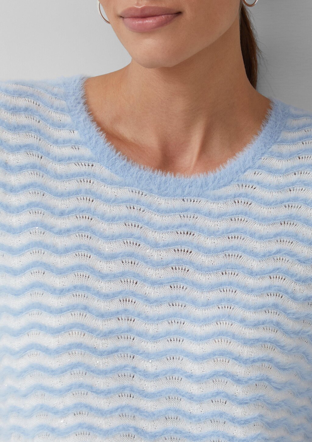 Kuscheliger Kurzarm-Pullover mit Wellenstrickmuster und Pailletten