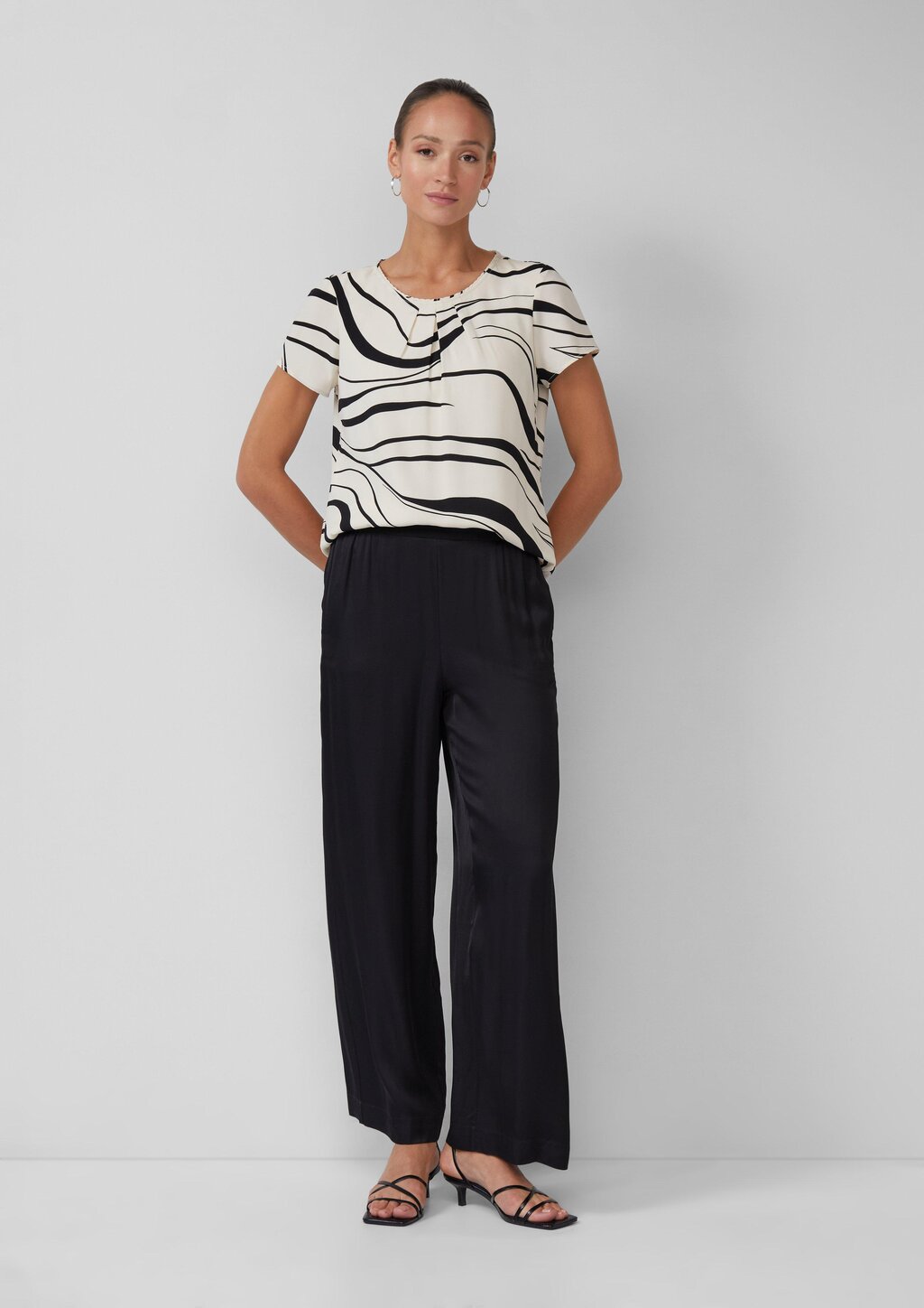 Kurzarmbluse mit Rundhalsausschnitt und All-over-Print