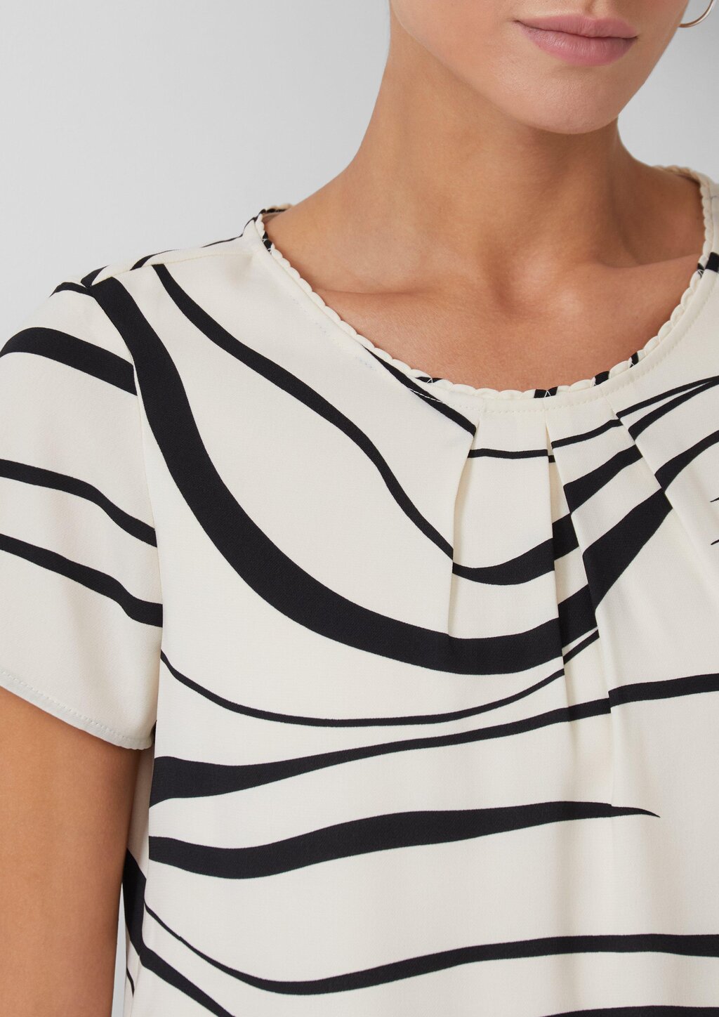 Kurzarmbluse mit Rundhalsausschnitt und All-over-Print