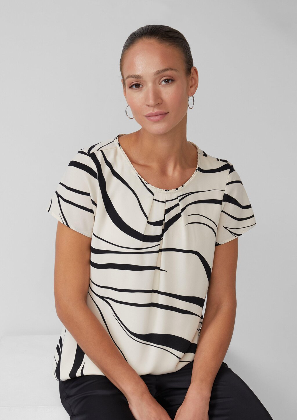 Kurzarmbluse mit Rundhalsausschnitt und All-over-Print