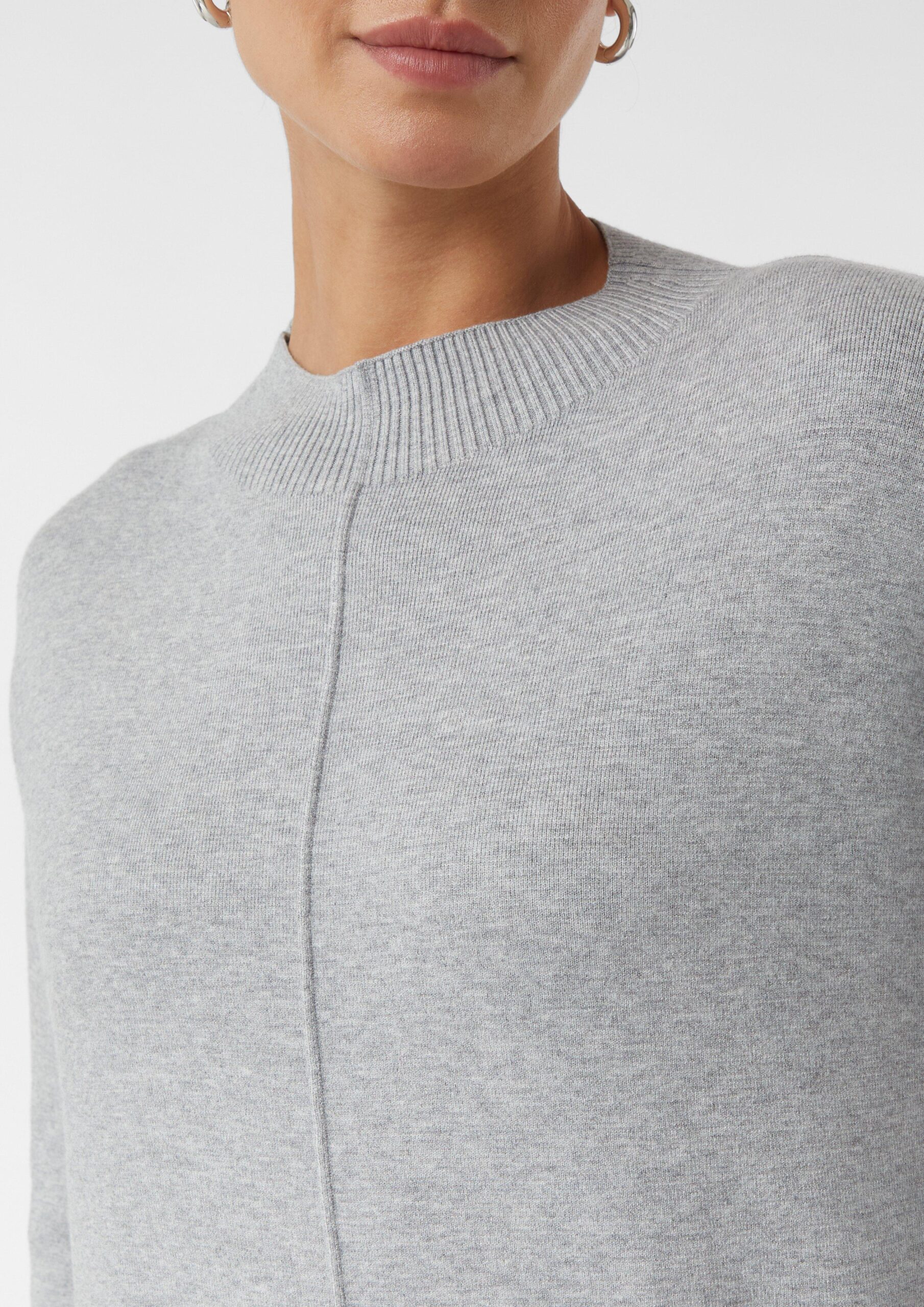 Feinstrickpullover aus Viskosemix mit Ziernaht