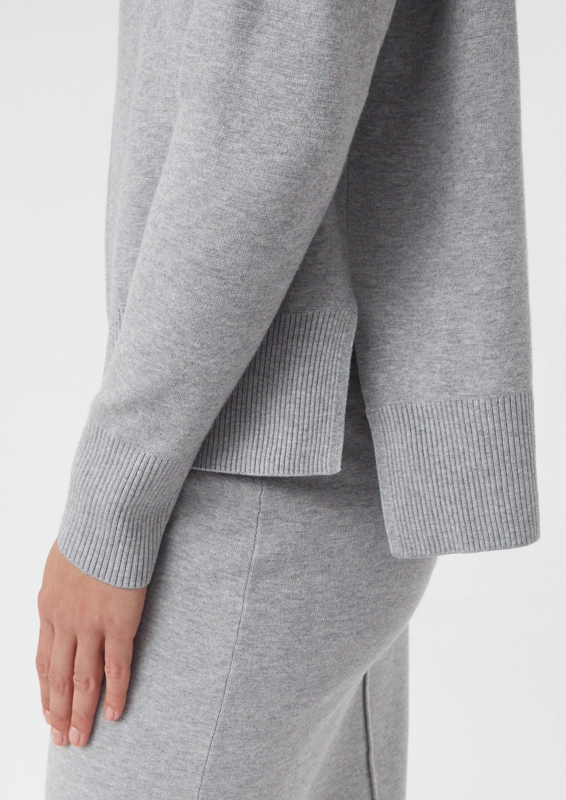 Feinstrickpullover aus Viskosemix mit Ziernaht