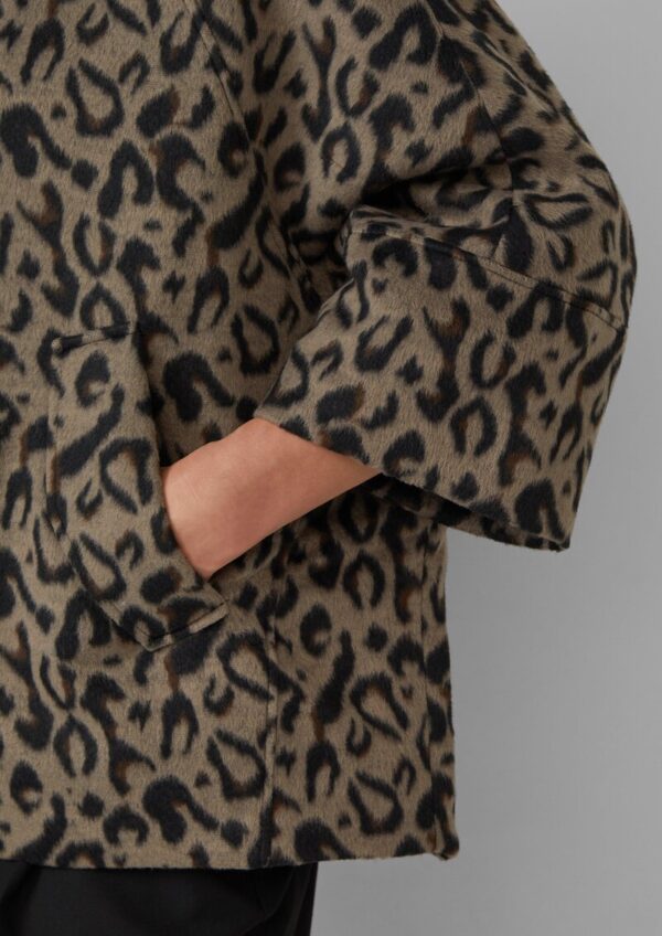 Wattierte Cape-Jacke mit Leo-Print