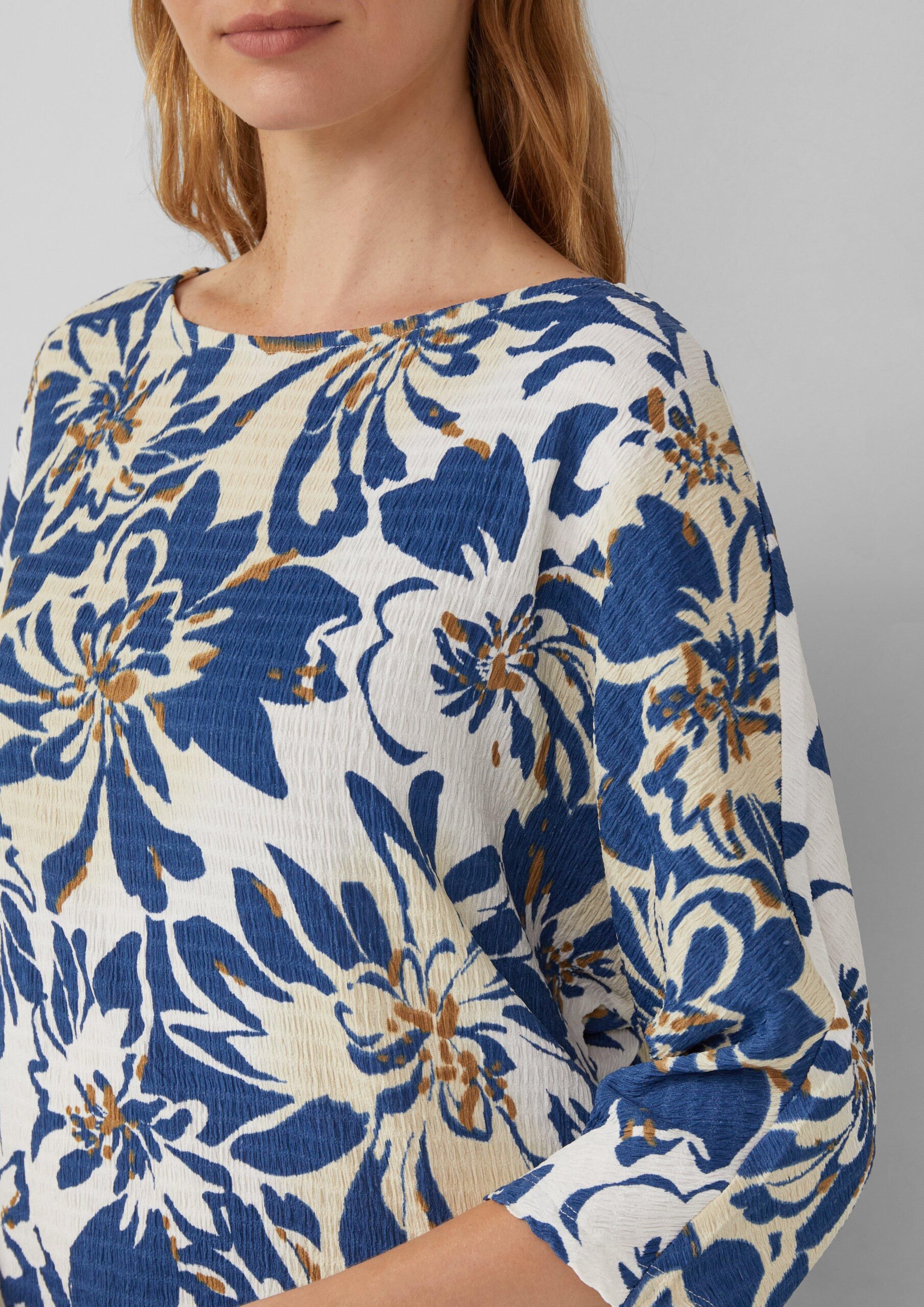 Strukturiertes Shirt mit 3/4-Fledermausärmeln und All-over-Print