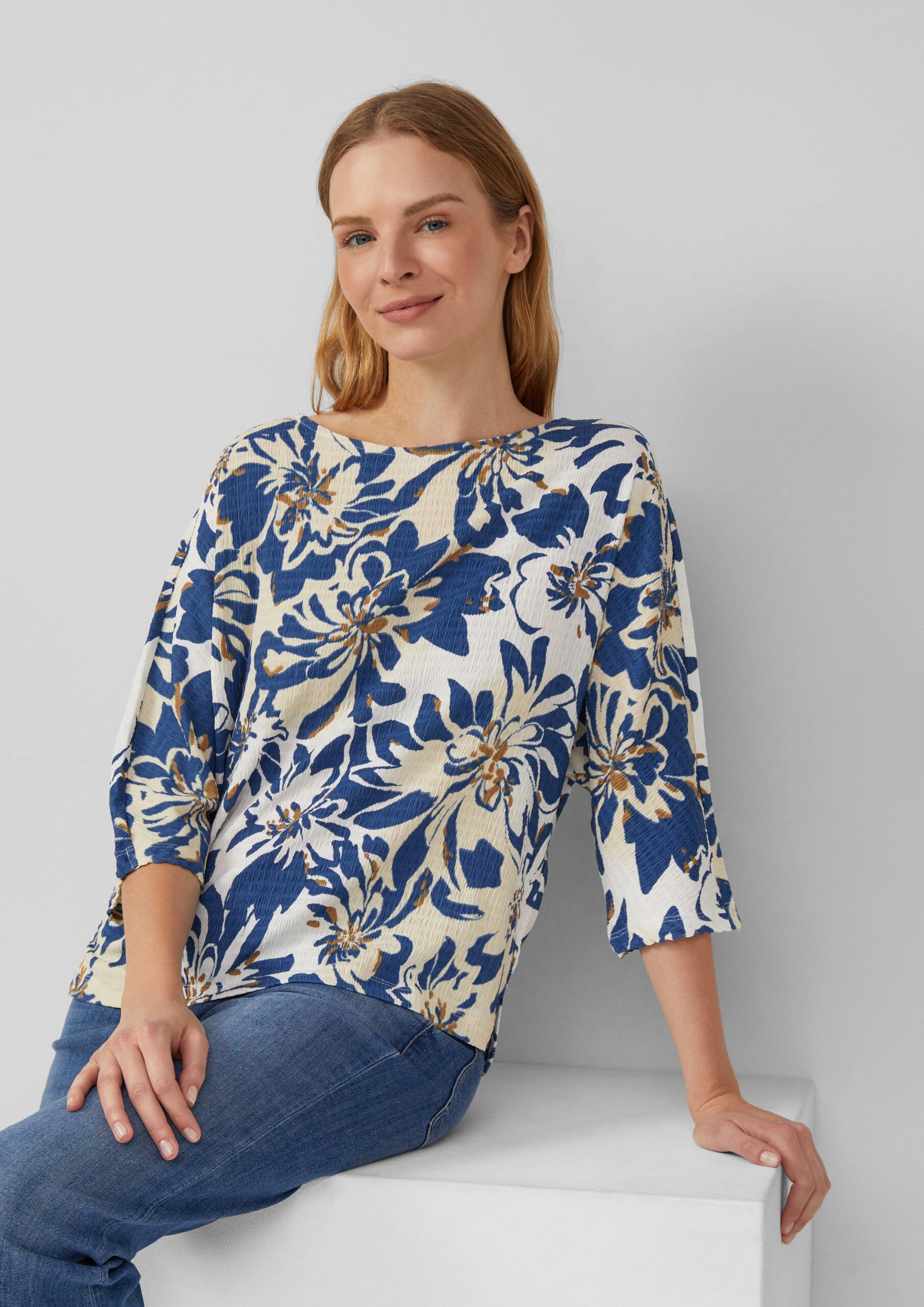 Strukturiertes Shirt mit 3/4-Fledermausärmeln und All-over-Print