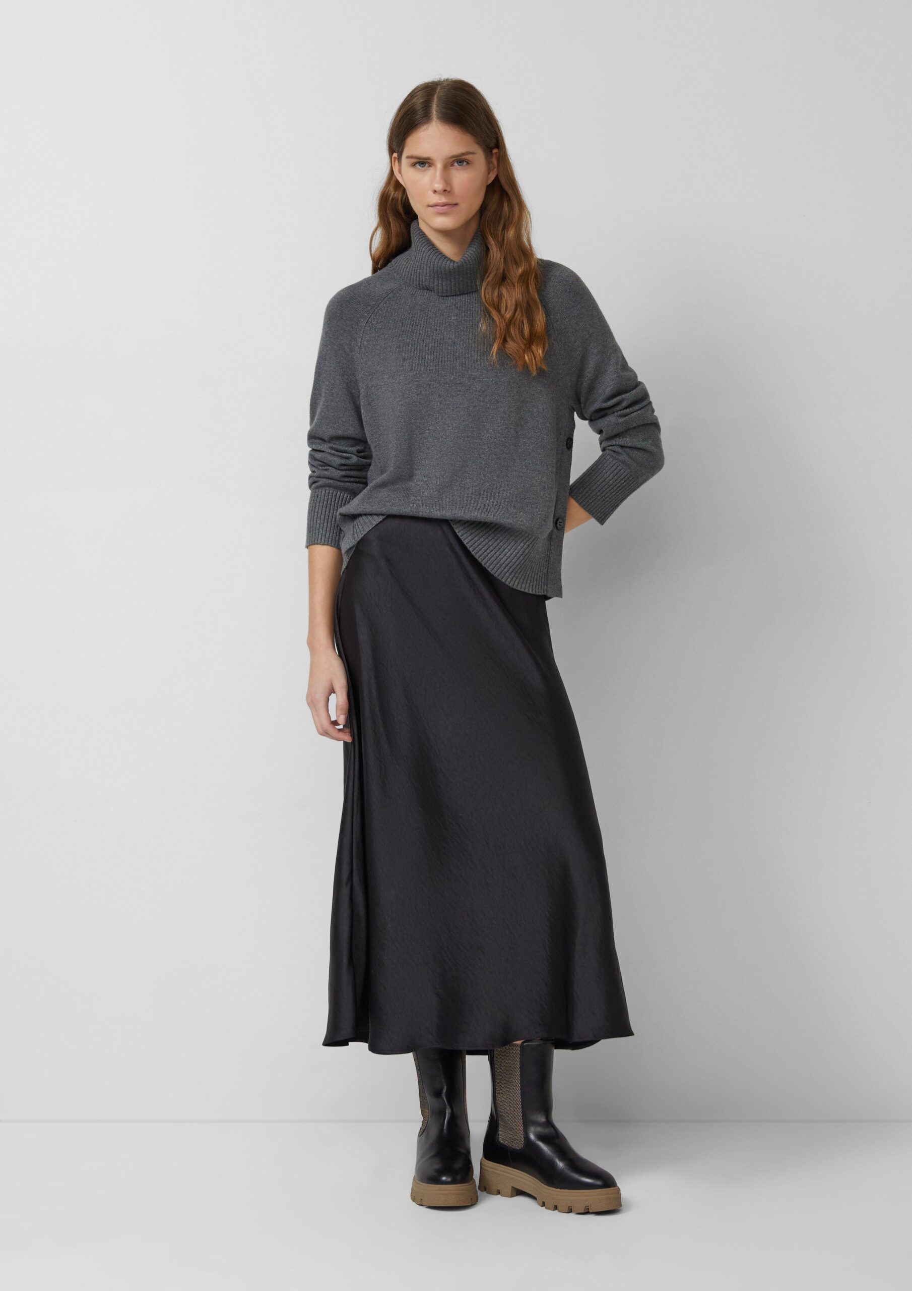 Rollkragenpullover mit seitlichem Knopf-Detail