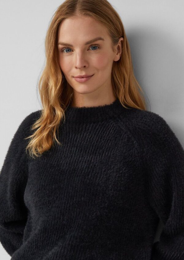 Flauschiger Pullover mit Stehkragen