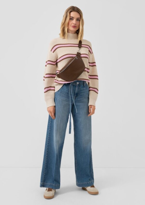 Gestreifter Grobstrickpullover mit Stehkragen