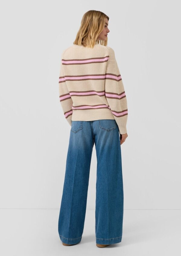 Gestreifter Grobstrickpullover mit Stehkragen