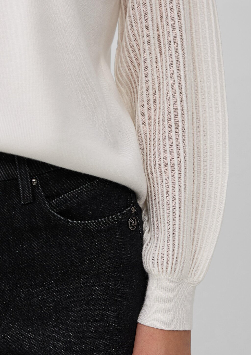 Feinstrickpullover mit V-Ausschnitt und semitransparenten Ärmeln