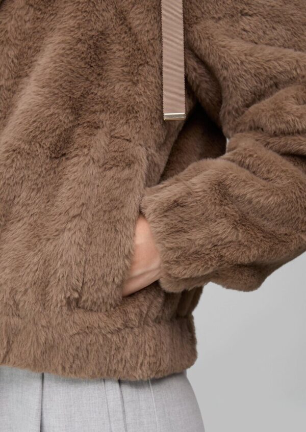 Kapuzenjacke aus Fellimitat mit elastischem Saum