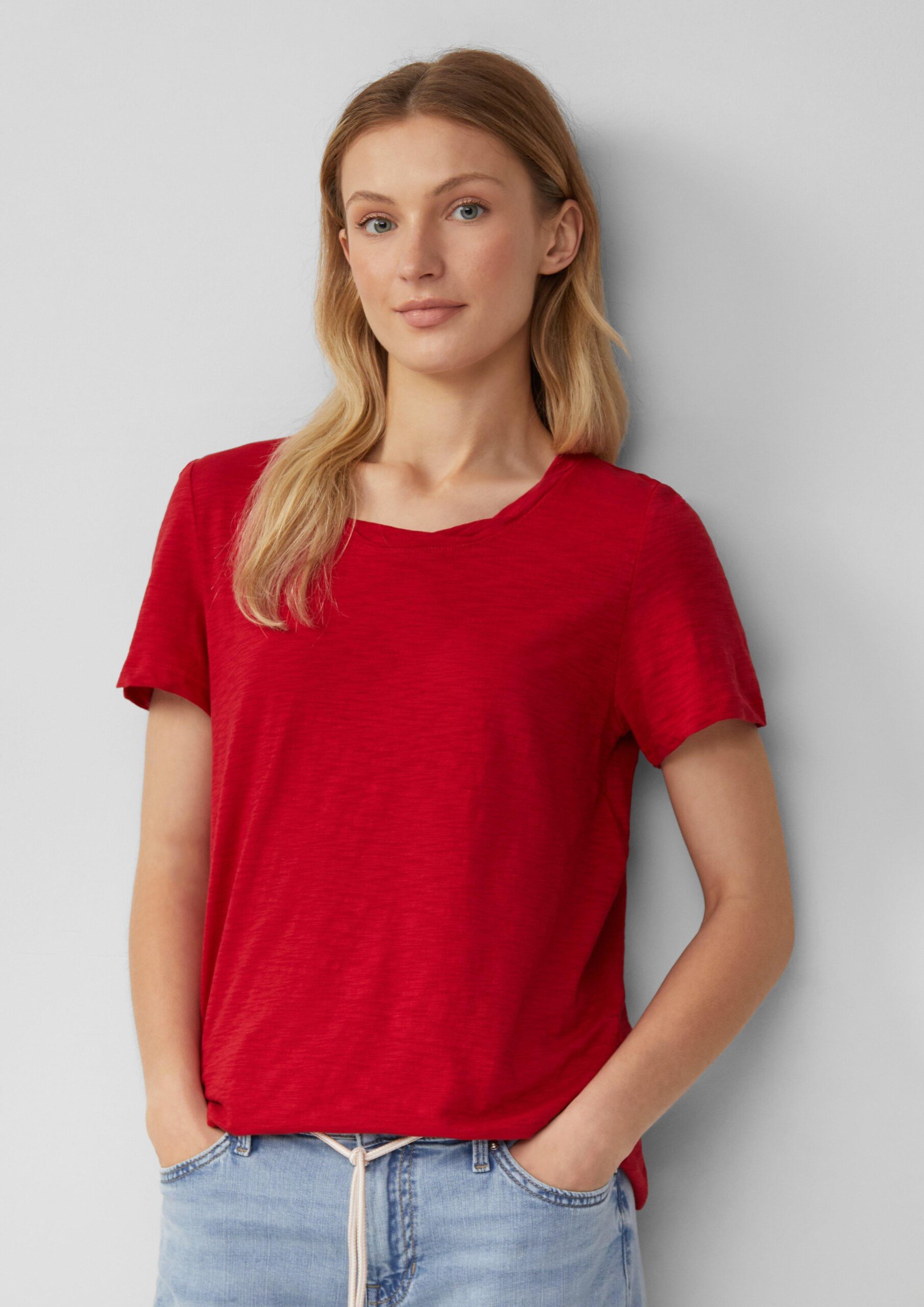 T-Shirt mit Flammgarnstruktur und Ausschnitt-Detail