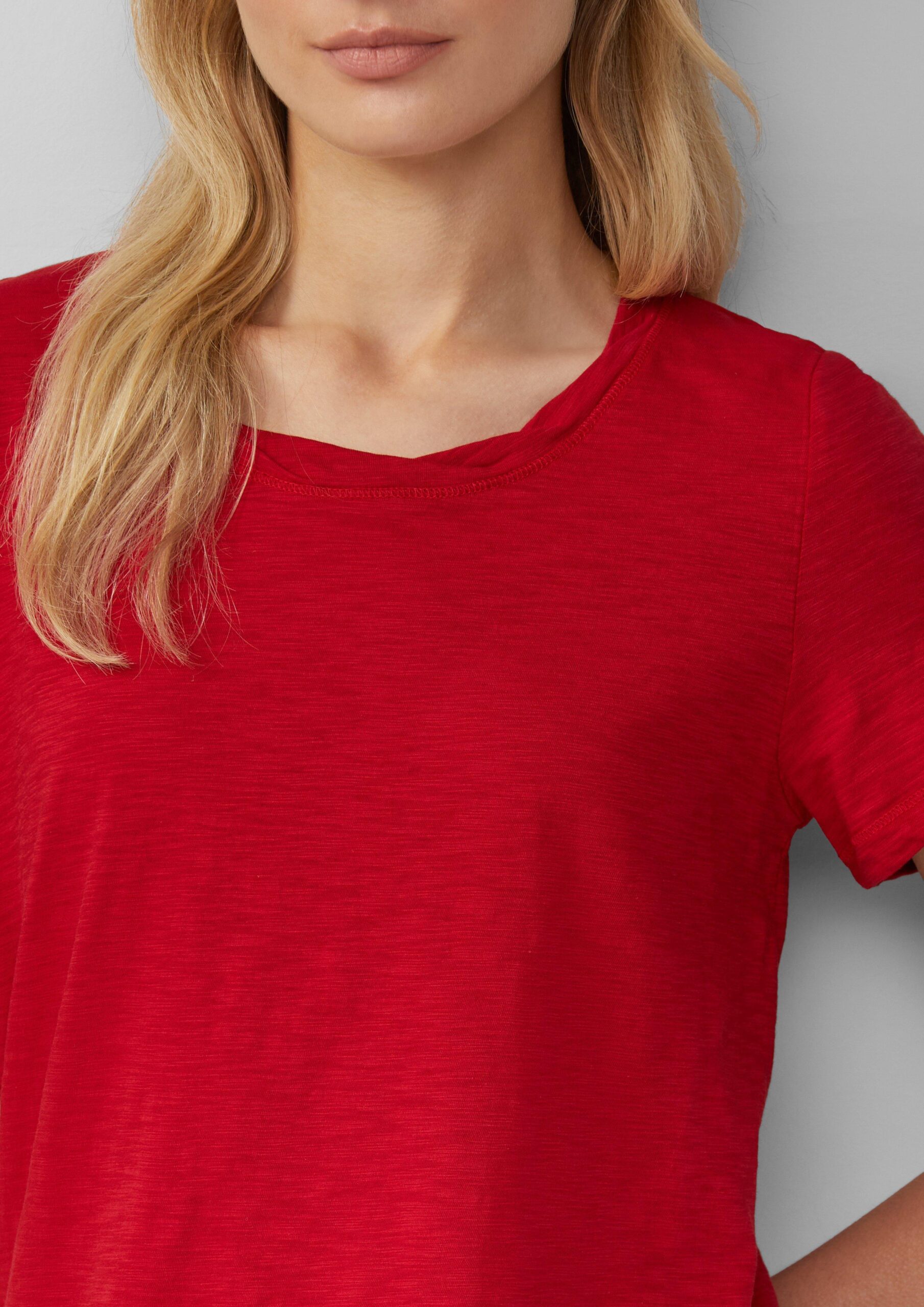 T-Shirt mit Flammgarnstruktur und Ausschnitt-Detail