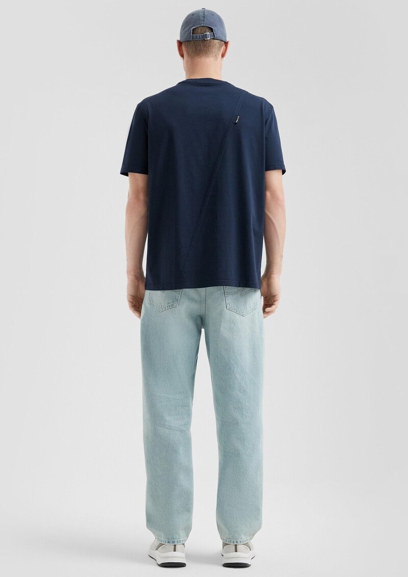 Rundhals-T-Shirt mit asymmetischer Teilungsnaht