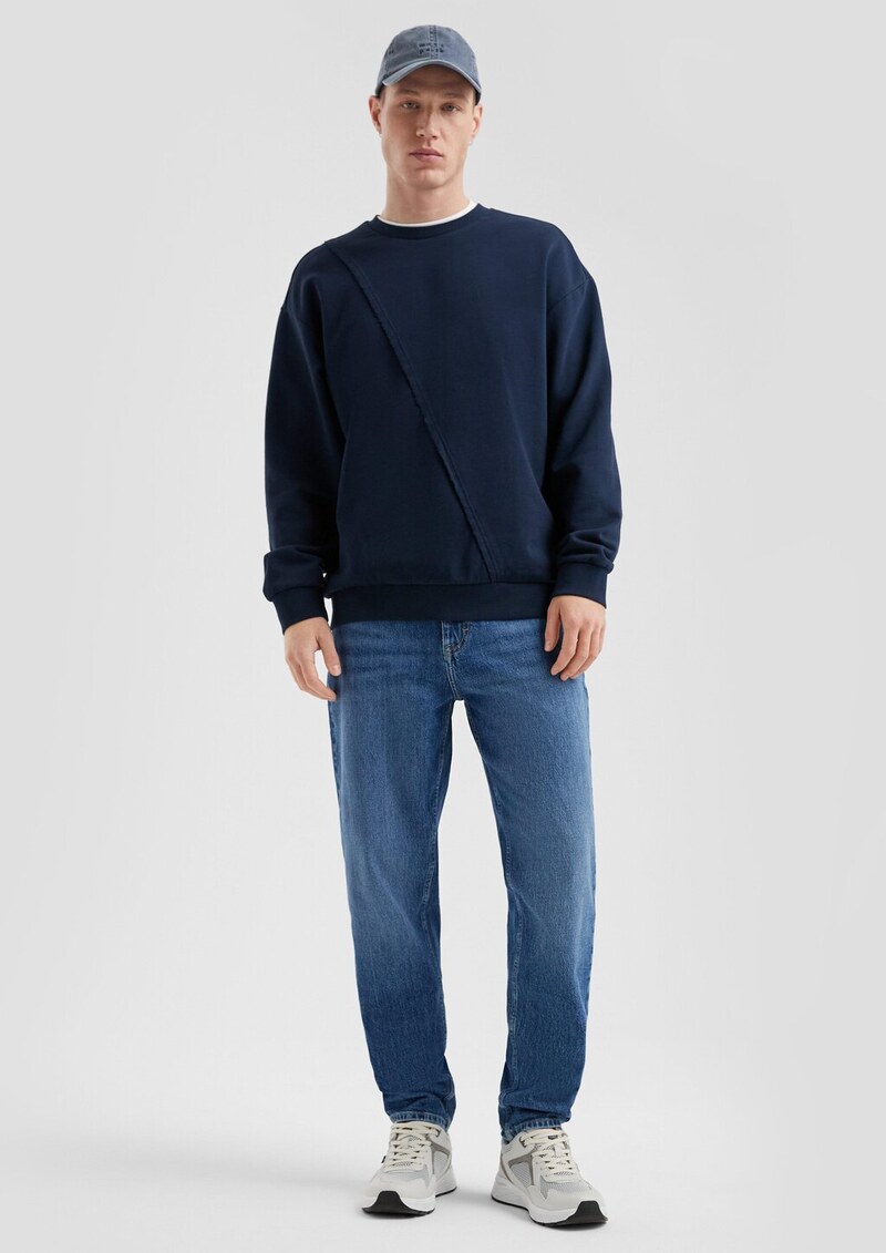 Sweatshirt mit asymmetrischer Teilungsnaht